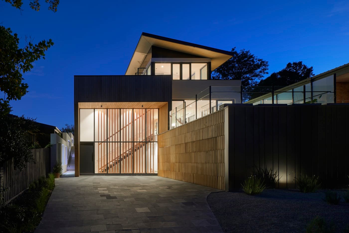 Light-filled interior with organic finishes